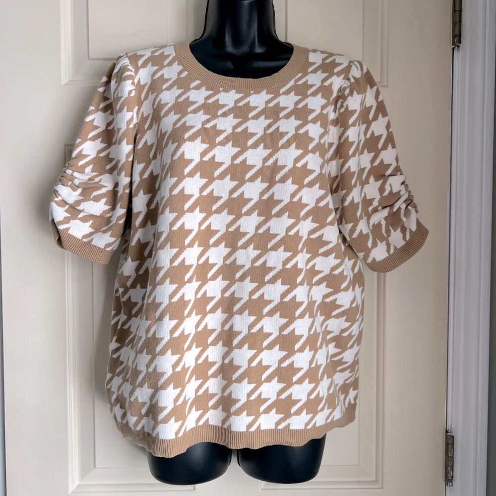LOFT Tan and White Houndstooth Sweater